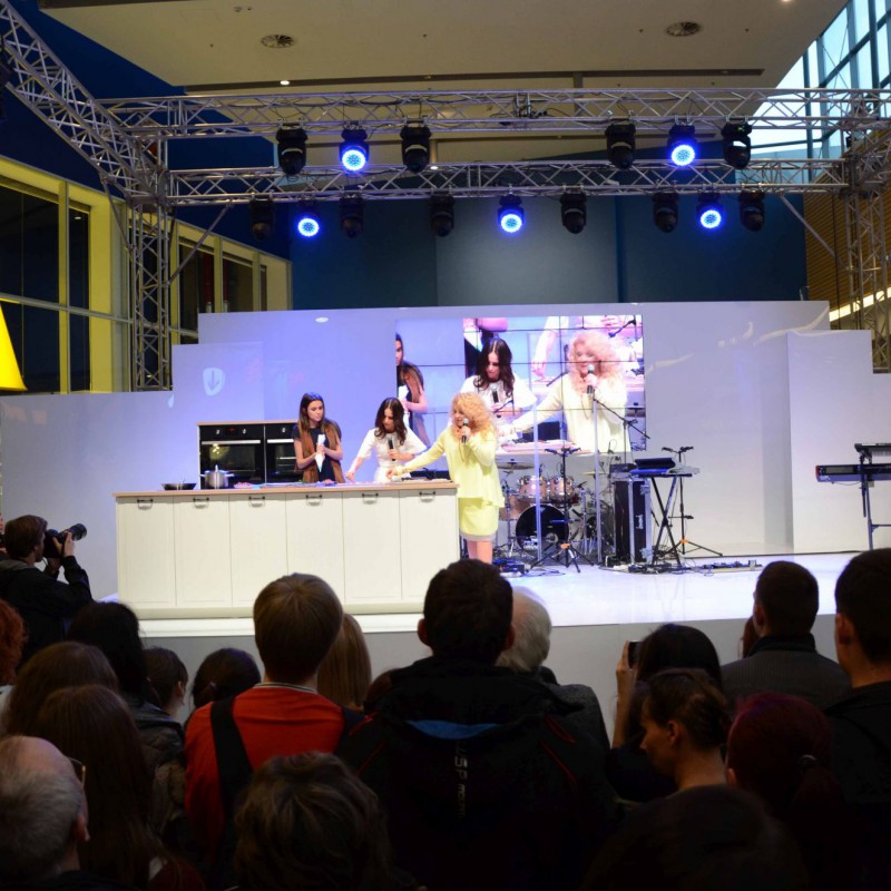 scena na urodzinach centrum handlowego