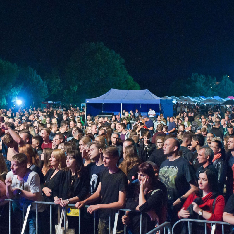 publiczność przed sceną