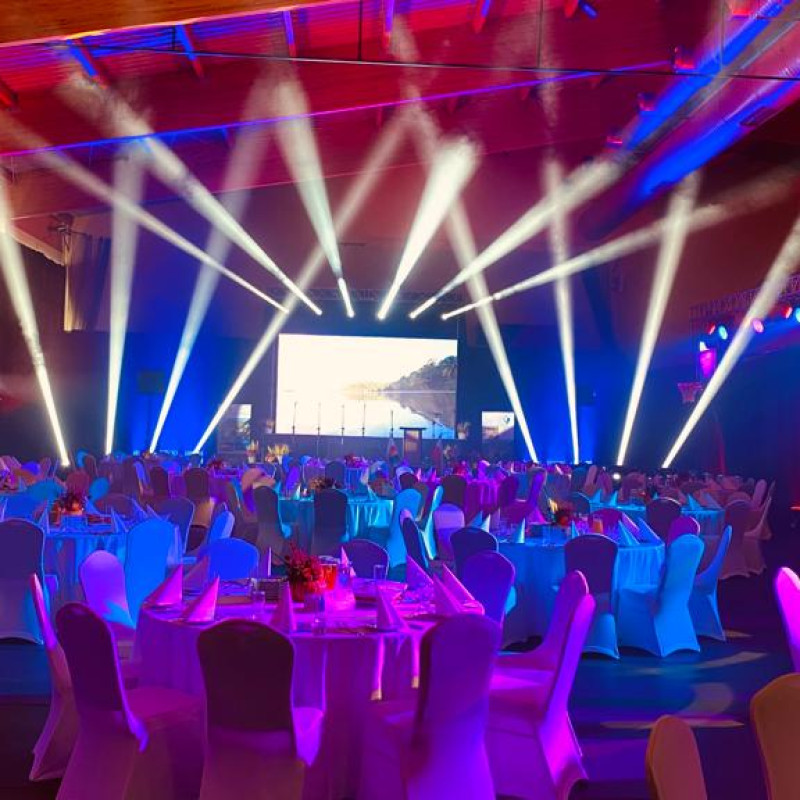 Technika sceniczna – scena i oświetlenie na wydarzeniu jubileuszowym