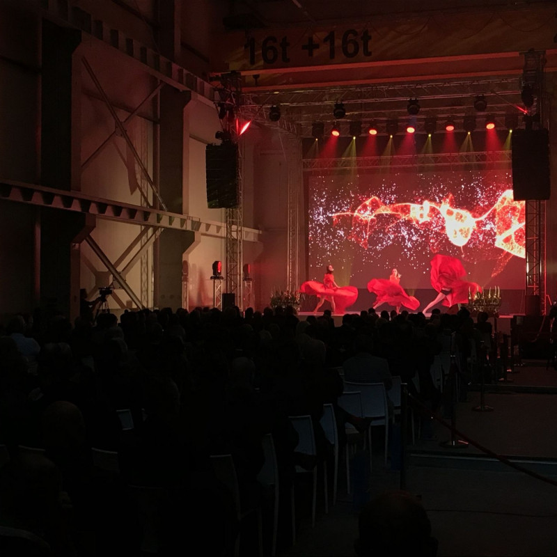 Techniczne przygotowanie oświetlenia do bankietu firmowego
