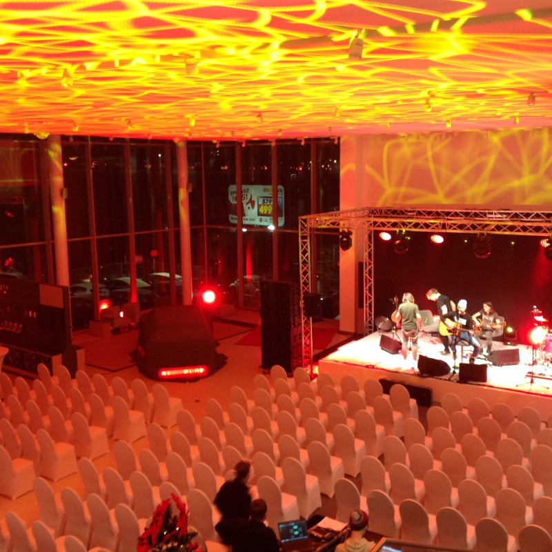 Profesjonalne nagłośnienie strefy eventowej w salonie