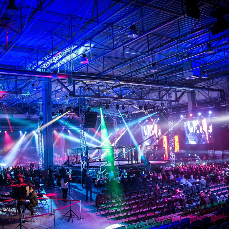 Aluminiowe trawersy sceniczne na imprezie sportowej