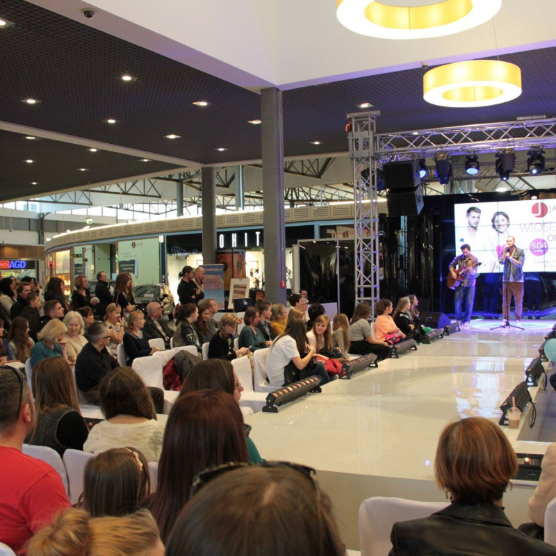 Oświetlenie ekspozycyjne sceny HIPS w pasażu galerii