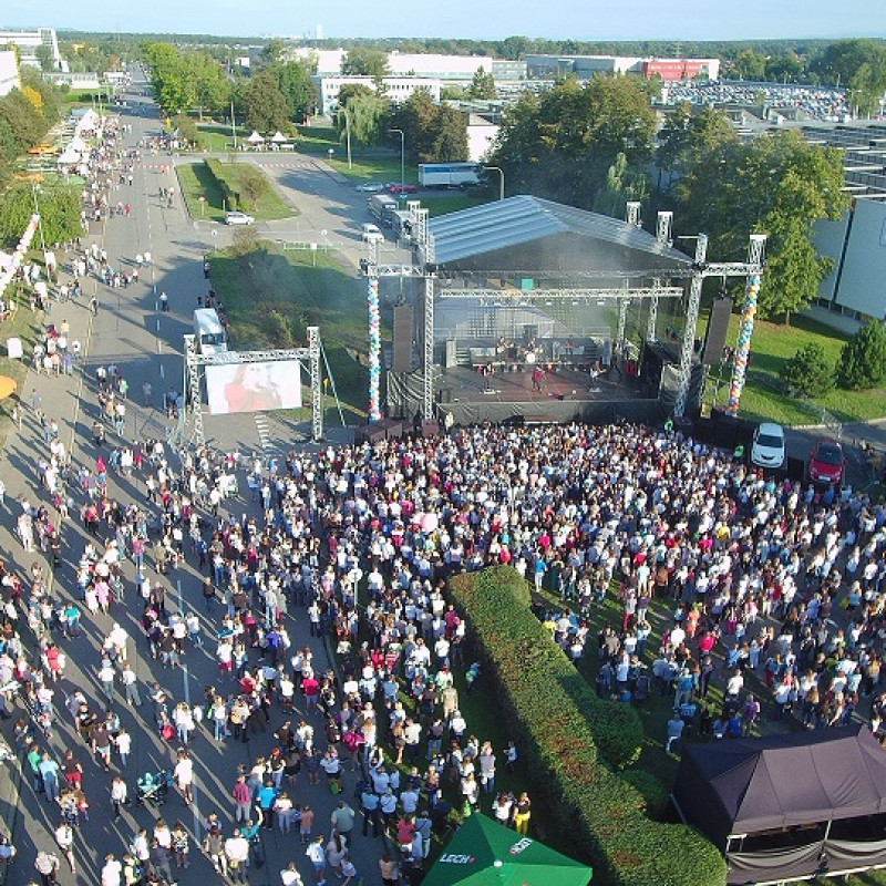 Scena plenerowa z oświetleniem LED podczas pikniku firmowego