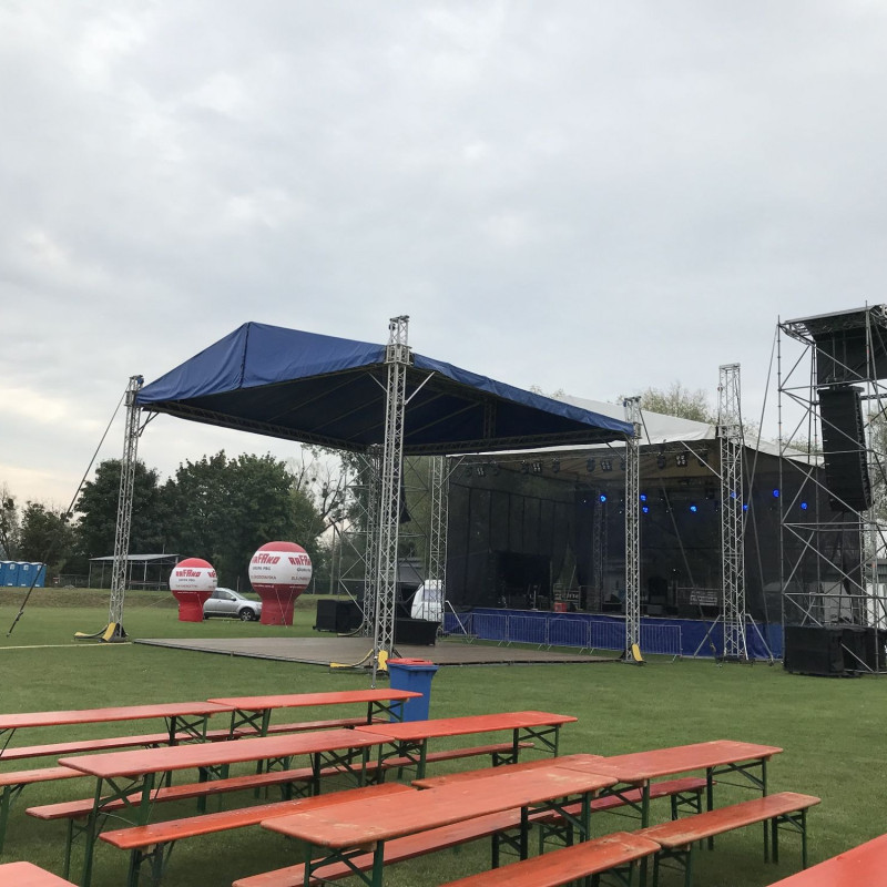 Technika sceniczna – scena, nagłośnienie i oświetlenie na pikniku