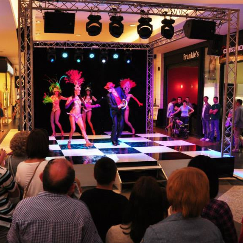 Realizacja techniczna – scena, nagłośnienie i ekran LED w galerii