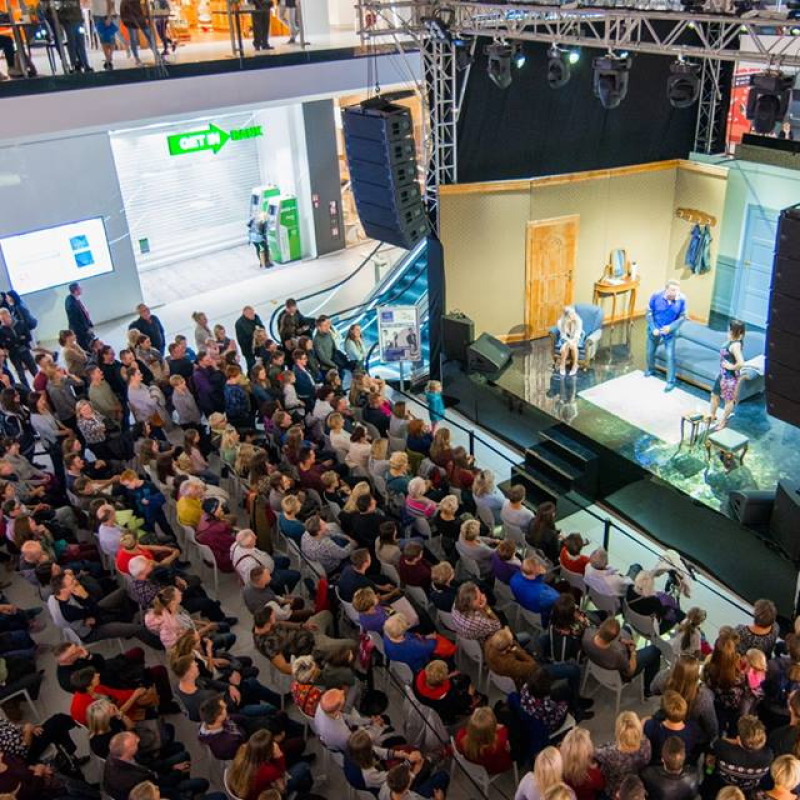 Oświetlenie ekspozycyjne sceny HIPS w pasażu galerii