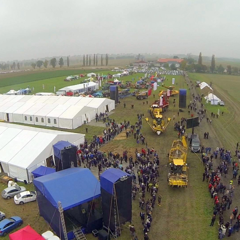 Plenerowa scena z pełnym nagłośnieniem na pikniku korporacyjnym