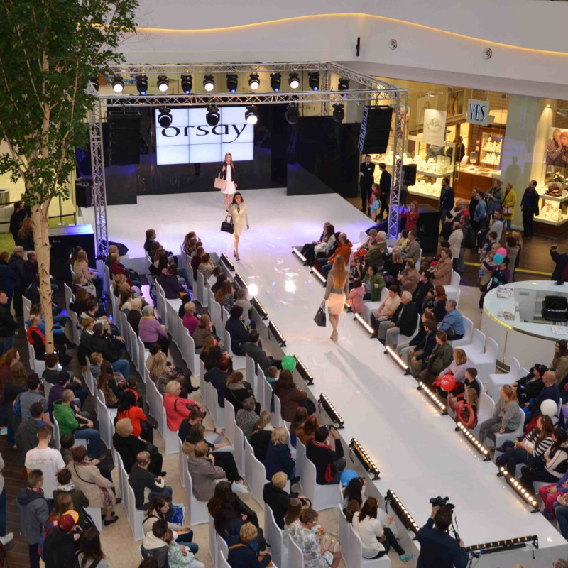 Scena HIPS z efektownym oświetleniem w galerii handlowej