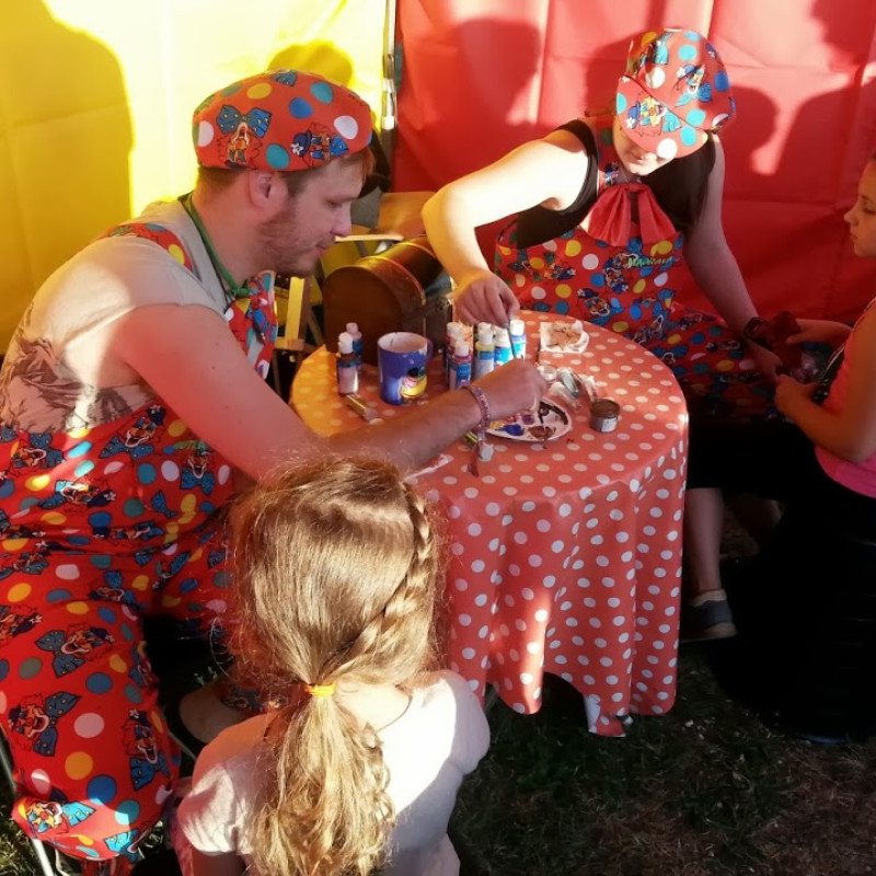 Scena z oświetleniem i ekranem LED podczas pikniku rodzinnego