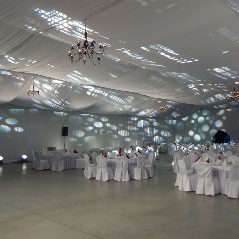 Oświetlenie dekoracyjne z reflektorami LED na jubileuszu