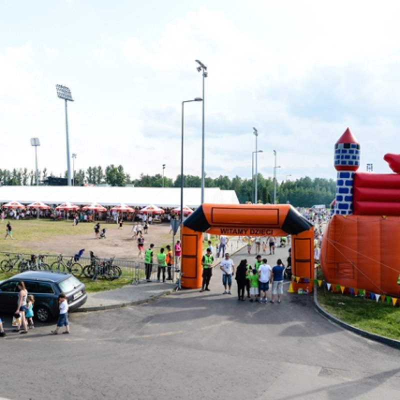 Profesjonalne oświetlenie sceny podczas wieczornego eventu
