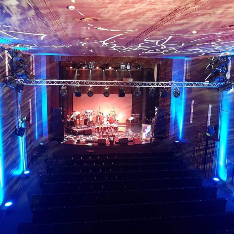 Technika sceniczna – scena i oświetlenie na wydarzeniu jubileuszowym